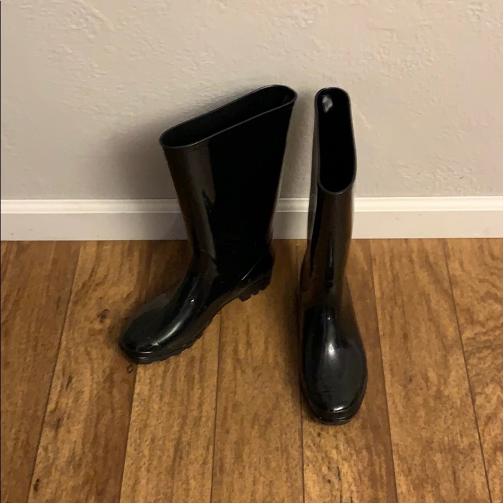 Black rubber rain boots